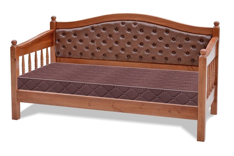 Деревянная кровать с каретной стяжкой